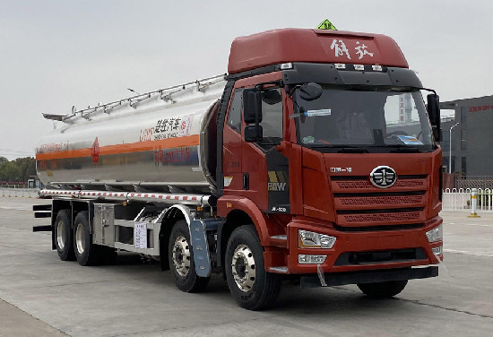 32方解放前四后八鋁合金運(yùn)油車(chē)